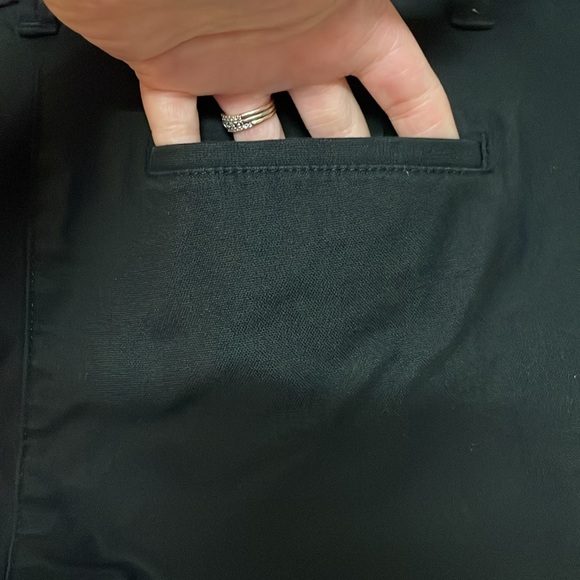 Loft size 4 Julie 10” Inseam Black Mid-rise Soft Bermuda Shorts with Pockets - Picture 7 of 9